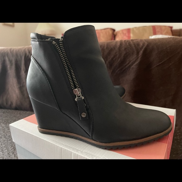 Worn once! Super comfortable and very stylish. - Picture 2 of 4